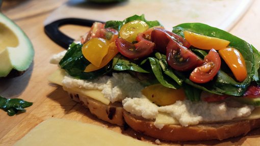 gesunde Ernährung für Surfer Wrap mit Tomate und Avocado