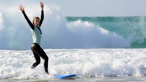 surferin im Weißwasser surferin im Weißwasser