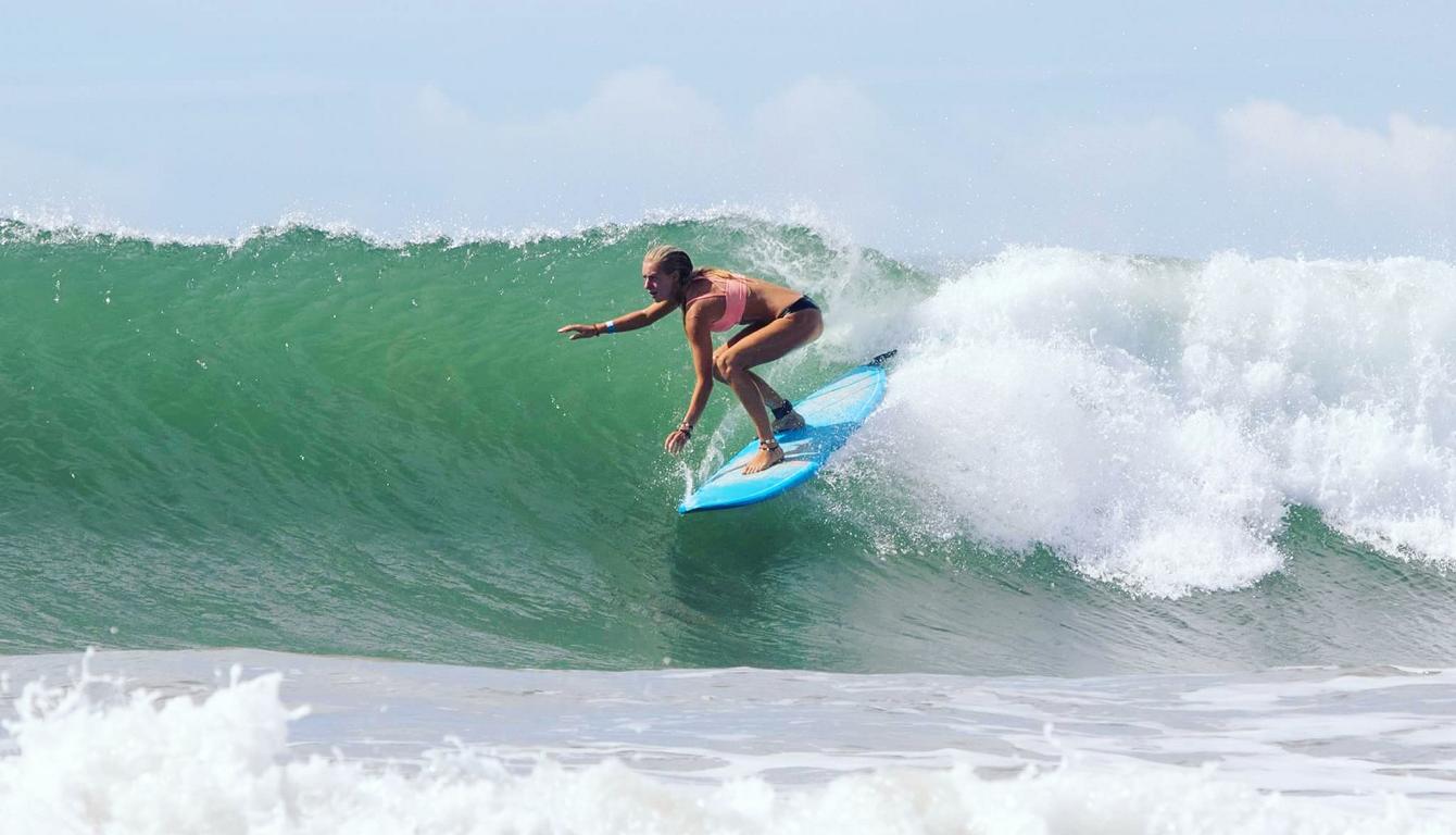 Alina Weise - Eine Surferin auf der Suche nach der perfekten Welle Surfergirl Alina Weise
