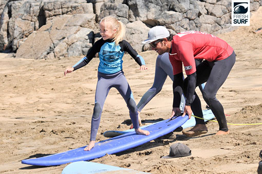 Eine Gute Surfschule erkennen 4 gute surfschule Kinder surfen auf Fuerteventura