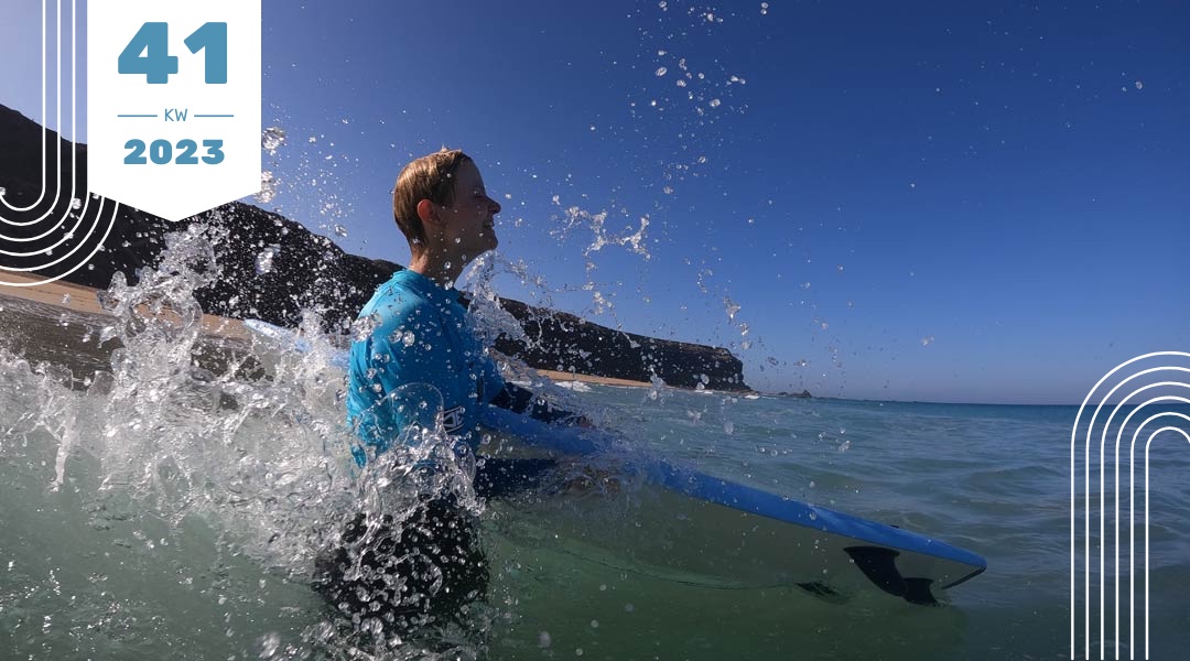 nach dem surfen gemeinsam spanisch lernen - wasserspritzer